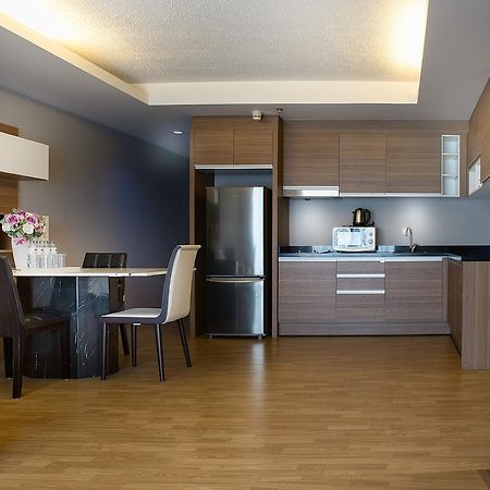 The Capital Resort @ Sukhumvit 50 Banguecoque Exterior foto A modern kitchen